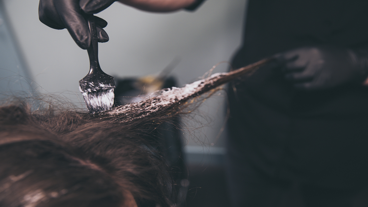 Waarom Je Haren Verven Aan De Kapper Moet Overlaten